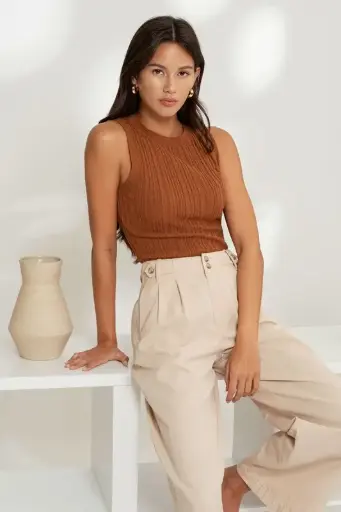 Sleeveless RN Sweater Knit Top
TW1411/2512